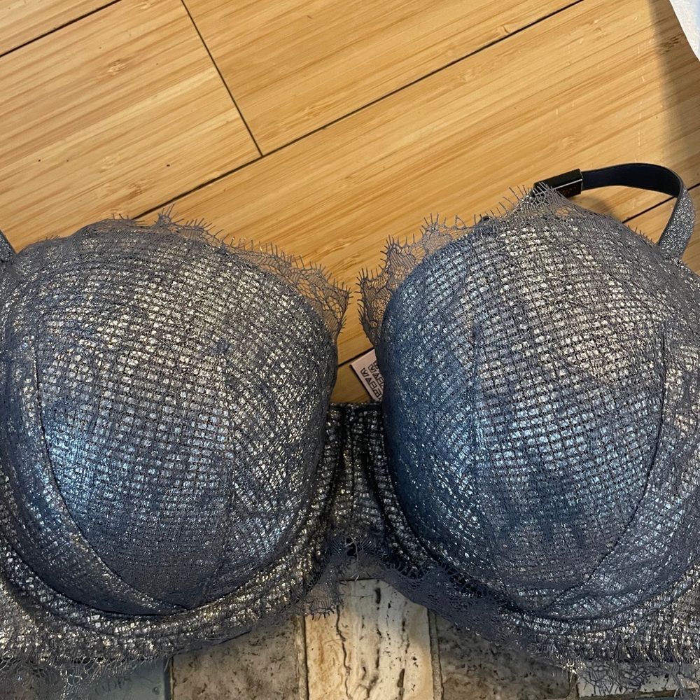 Victoria Secret Bra - New with Tags - Size 32DDD